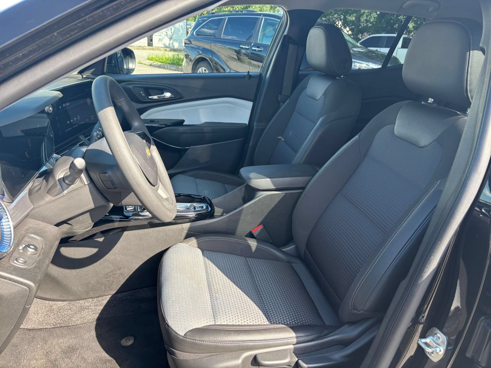 Used 2025 Chevrolet Trax LT FWD image 36