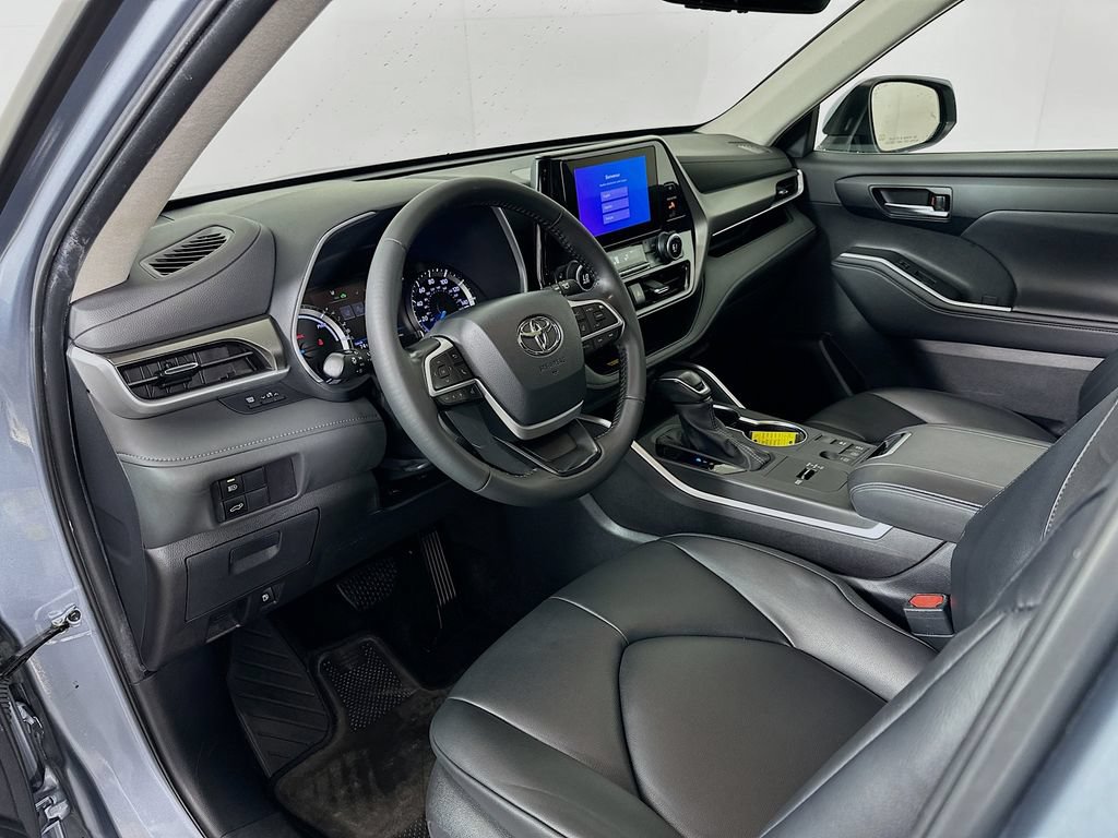 Used 2024 Toyota Highlander XLE FWD image 9