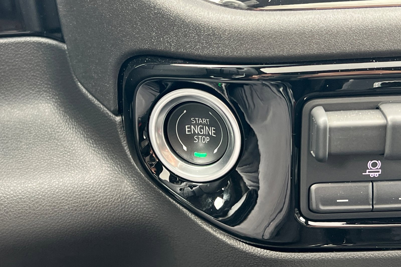 Certified 2025 Chevrolet Silverado 1500 ZR2 w/ Technology Package image 34