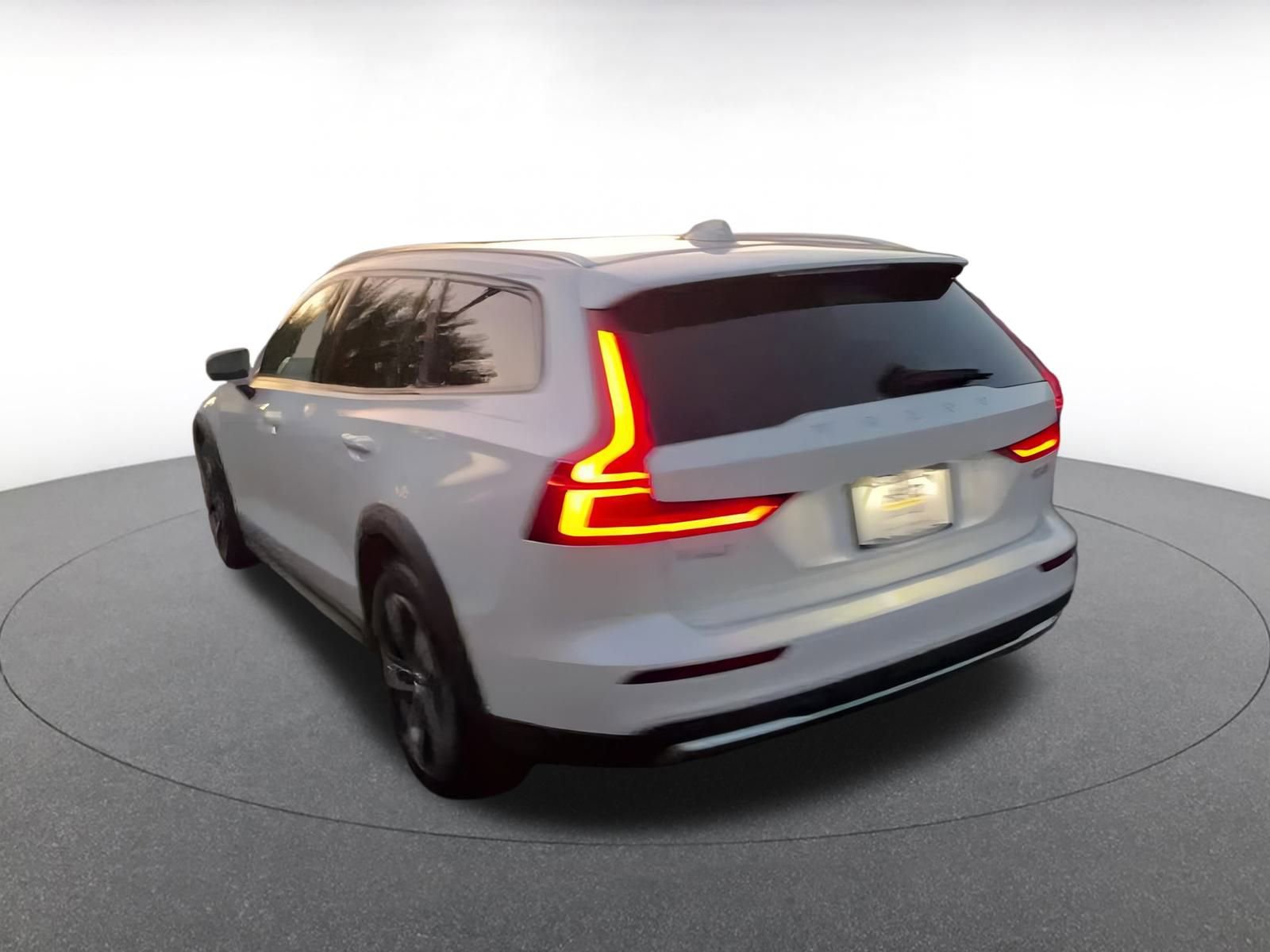 Used 2025 Volvo V60 B5 Cross Country Plus image 11