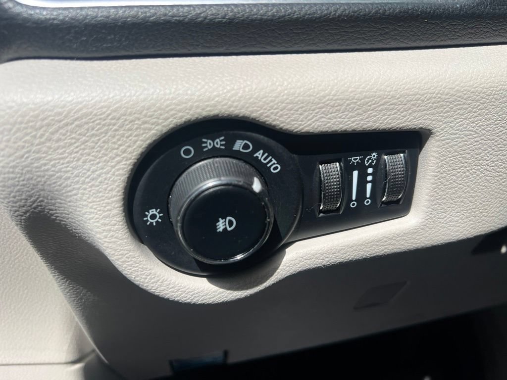 Certified 2023 Chrysler Pacifica Limited FWD image 32