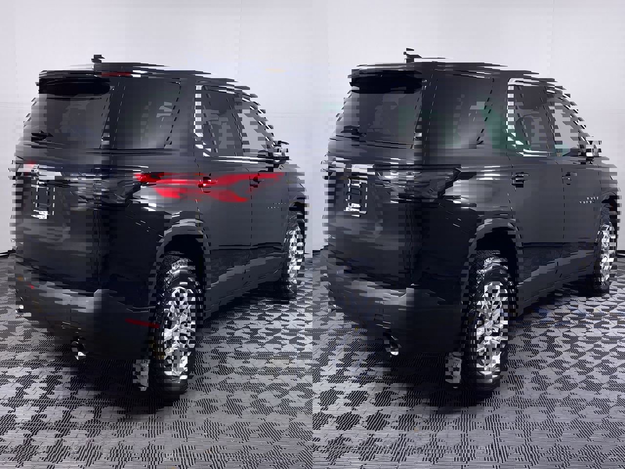 Used 2023 Chevrolet Traverse LS image 18