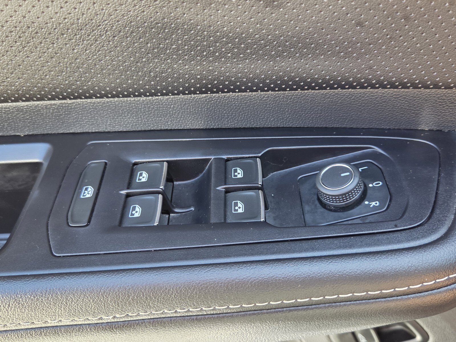 Used 2024 Volkswagen Atlas Cross Sport SE FWD image 13