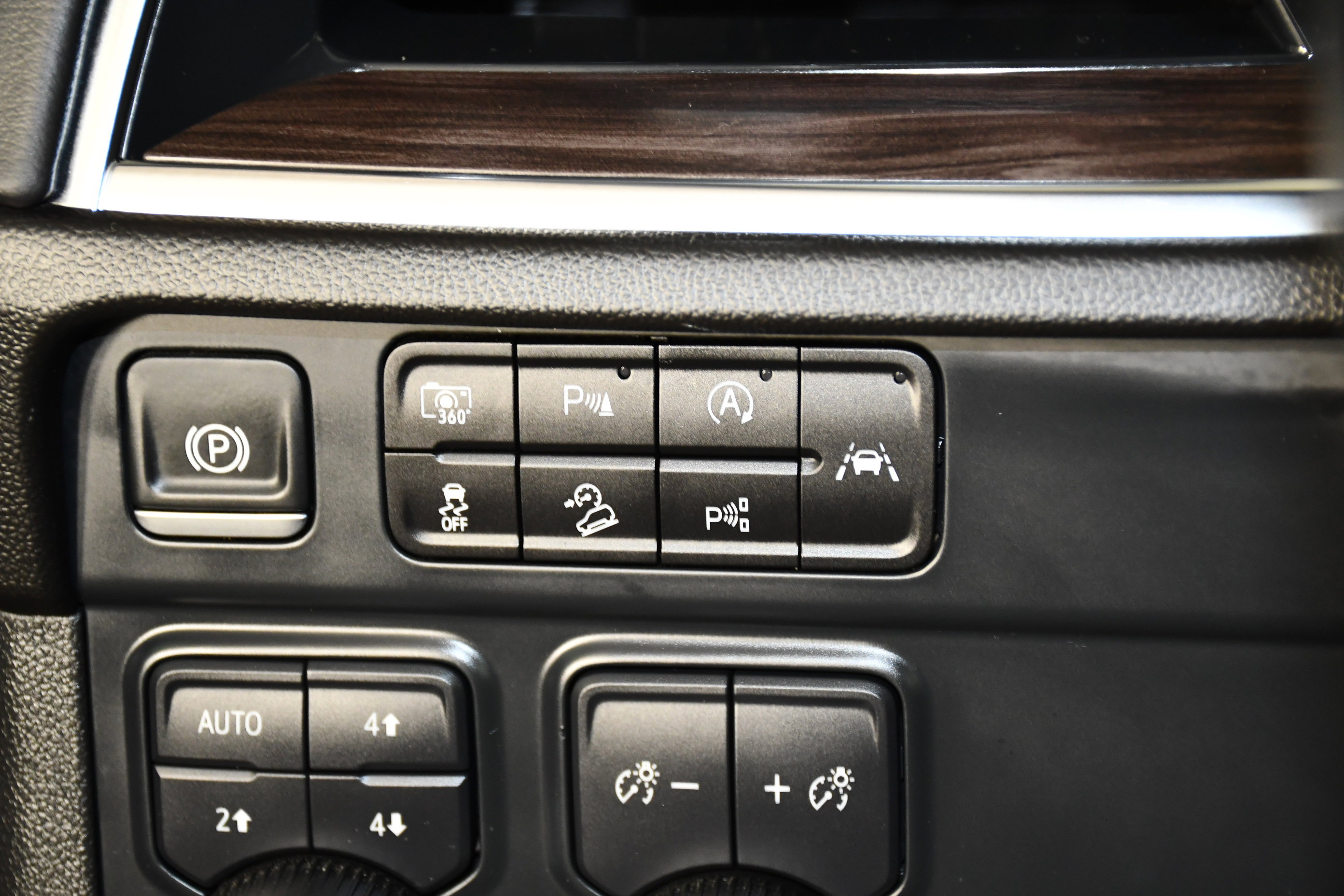 Used 2025 Chevrolet Suburban Z71 image 37