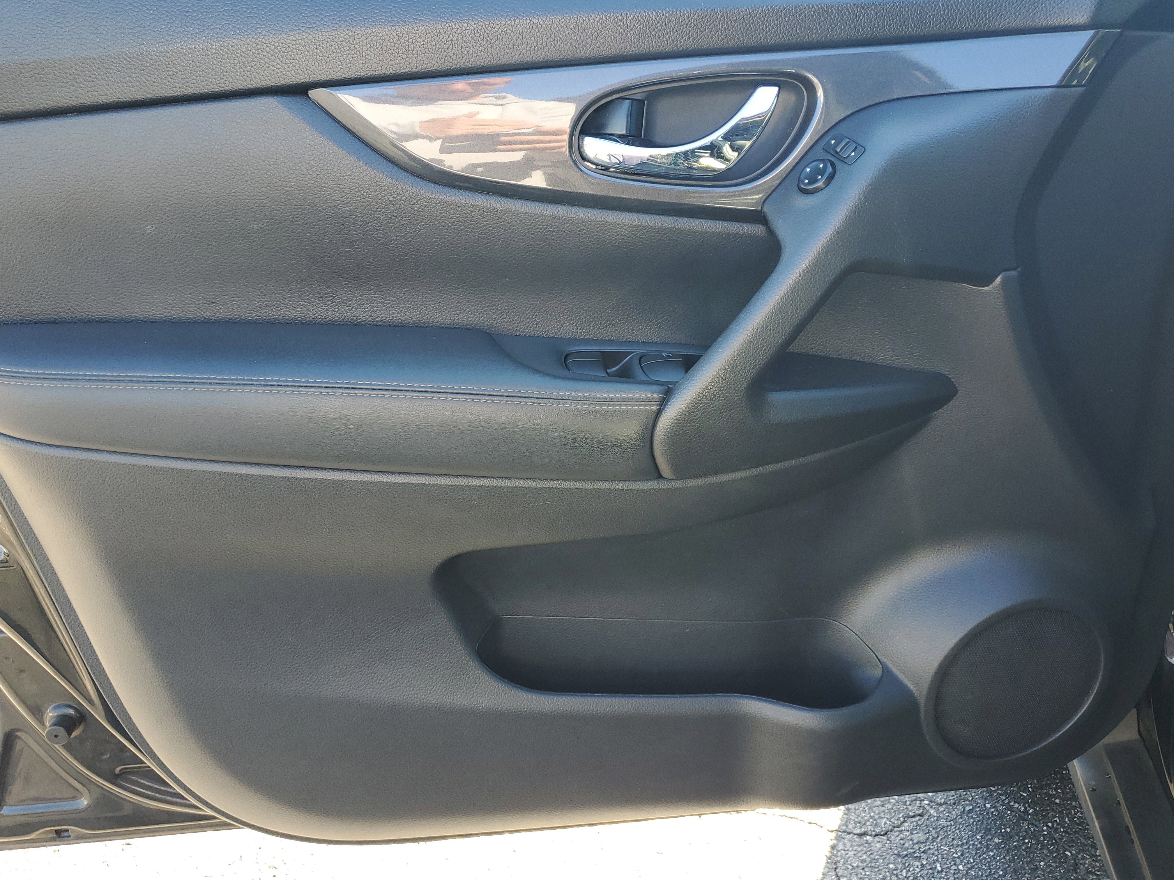 Used 2020 Nissan Rogue SV image 23