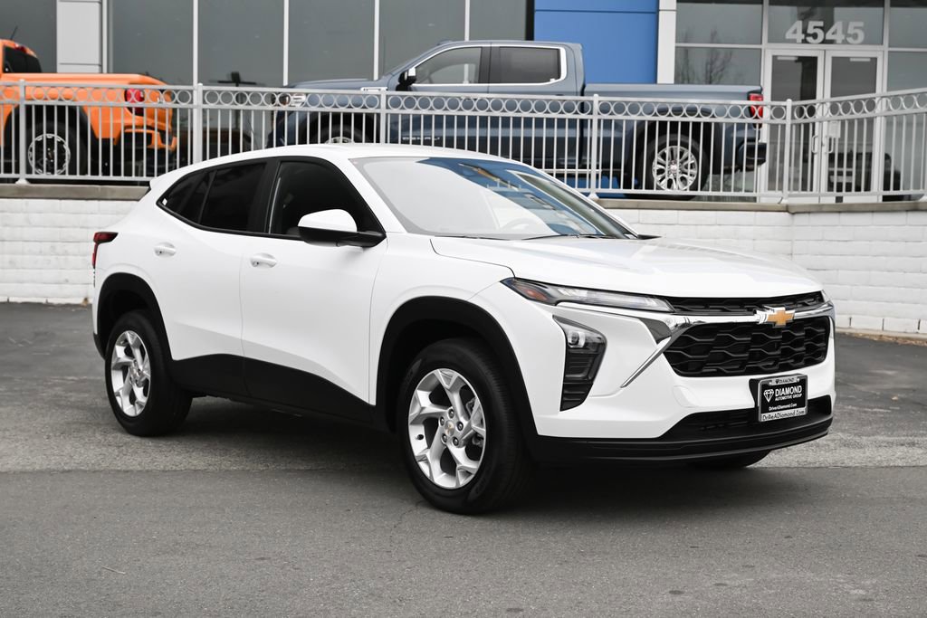 New 2026 Chevrolet Trax LS w/ LS Convenience Package FWD image 2