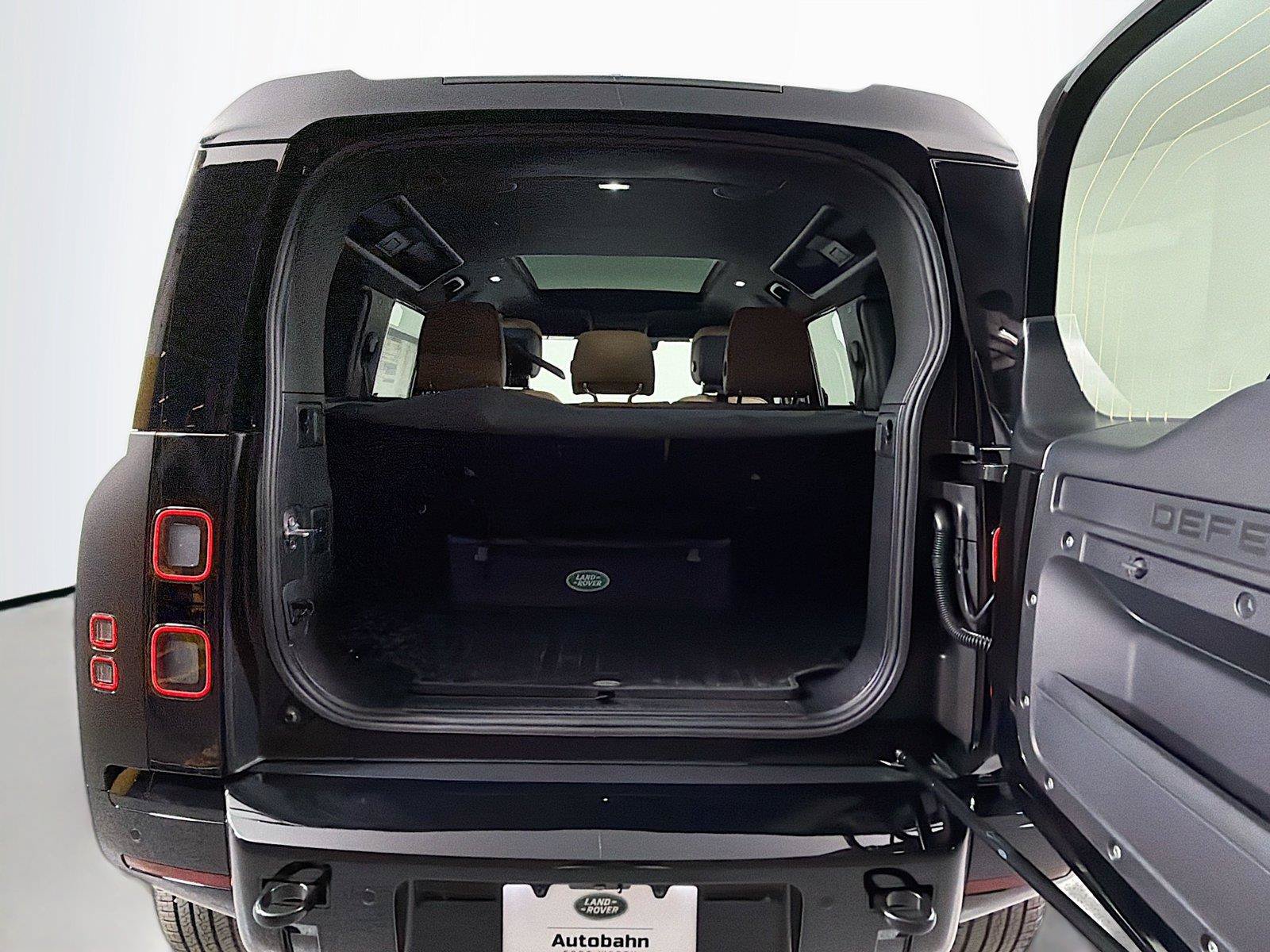 Certified 2026 Land Rover Defender 110 X-Dynamic SE AWD/4WD image 28