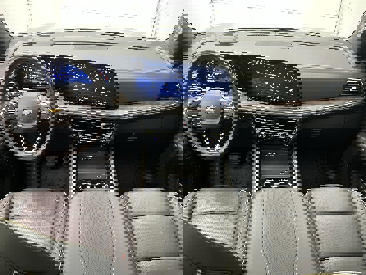 Certified 2025 Chevrolet Suburban Premier w/ Sun And Tow Package AWD/4WD image 4