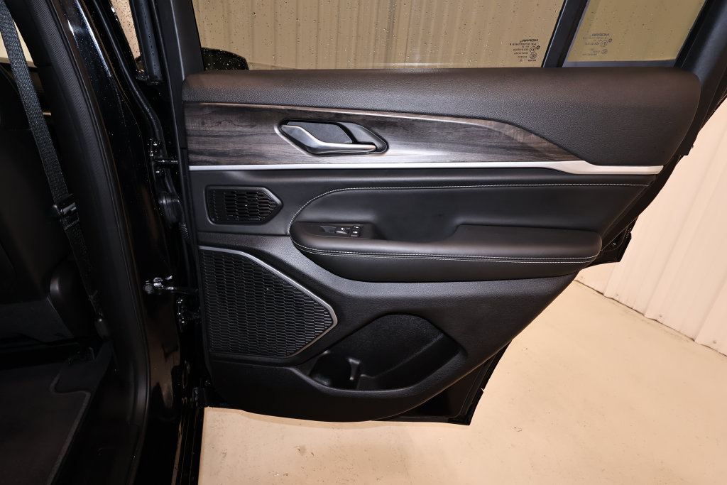 Used 2026 Jeep Grand Cherokee Limited AWD/4WD image 18