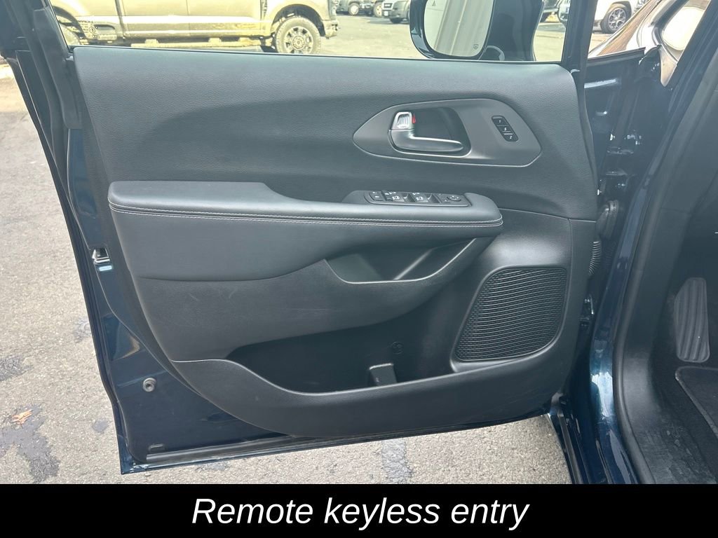 Used 2025 Chrysler Pacifica Select image 12