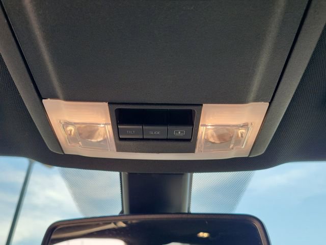 Used 2018 Ford Explorer XLT w/ Equipment Group 202A AWD/4WD image 28