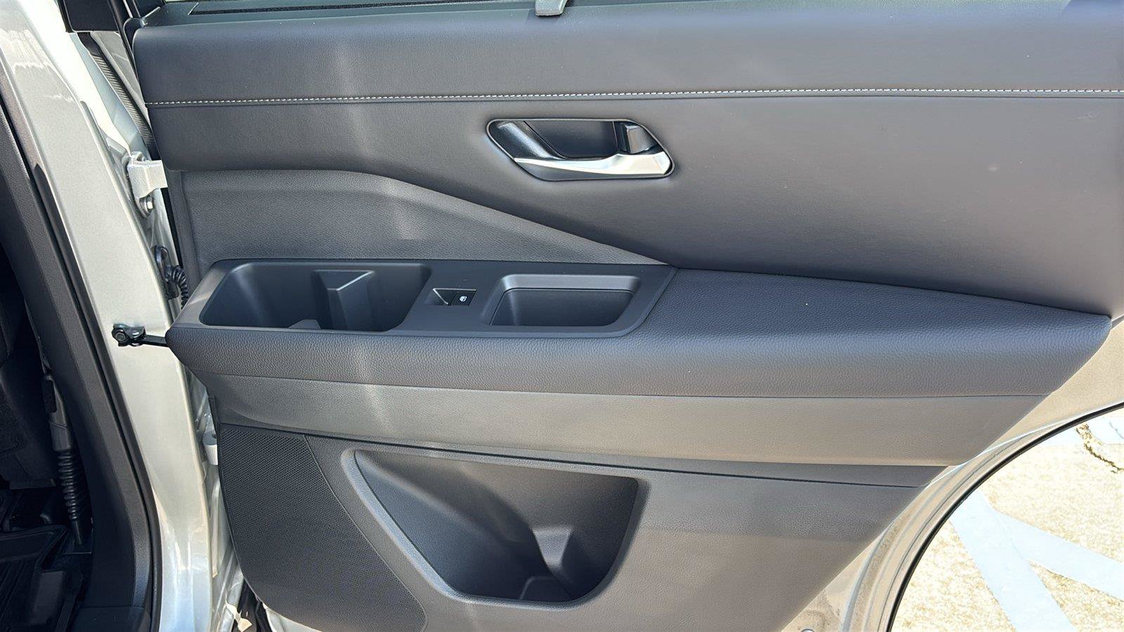 Used 2025 Nissan Pathfinder SL w/ SL Premium Package FWD image 23