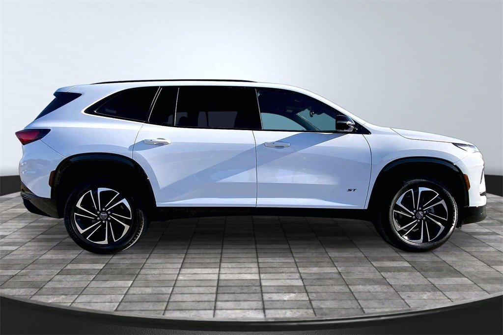 Used 2025 Buick Enclave Sport Touring image 4