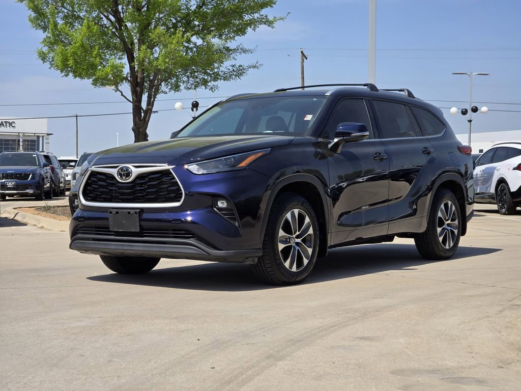 Used 2022 Toyota Highlander XLE image 2