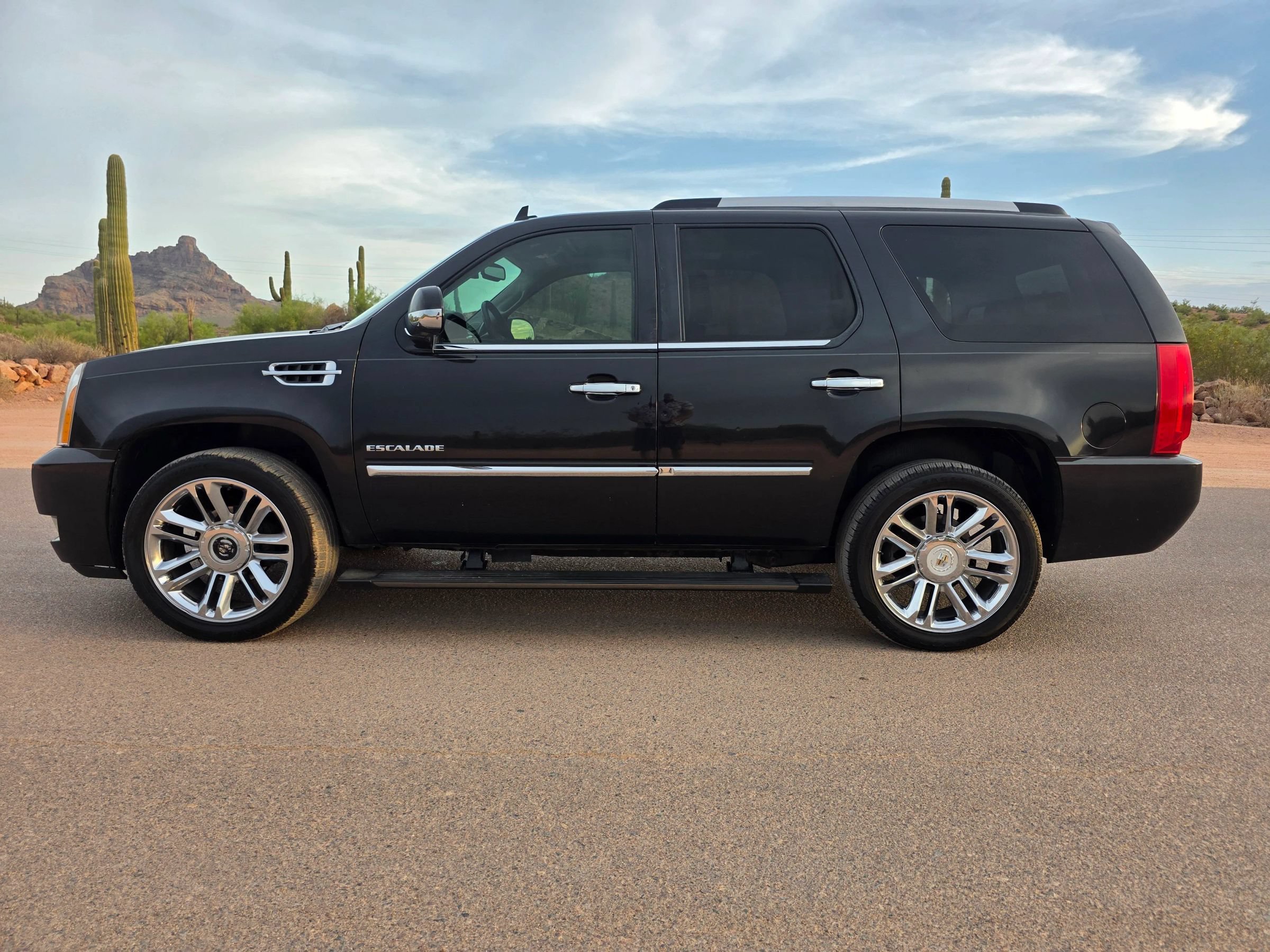 Used 2013 Cadillac Escalade Platinum AWD/4WD image 2