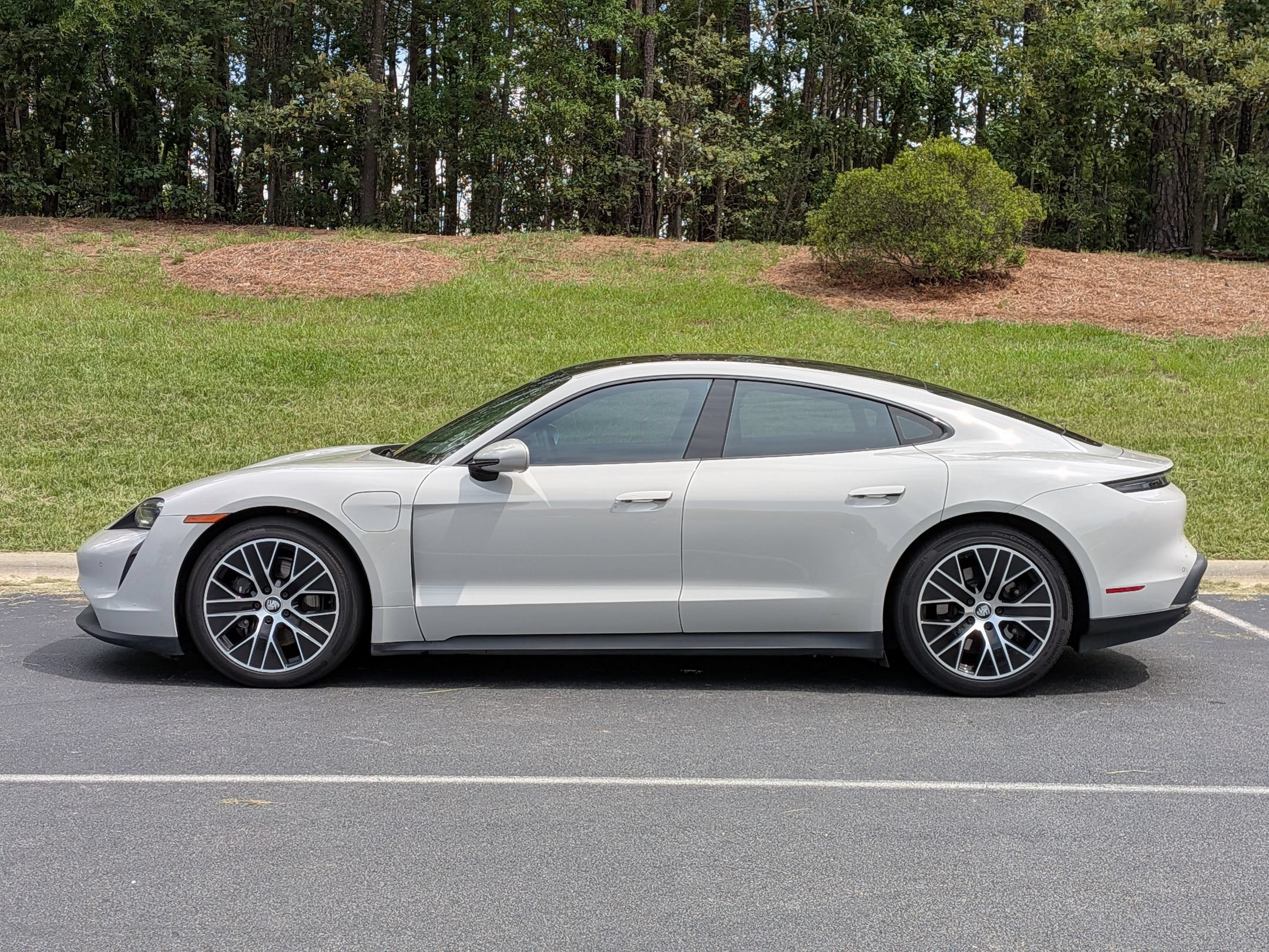 Used 2022 Porsche Taycan RWD image 2