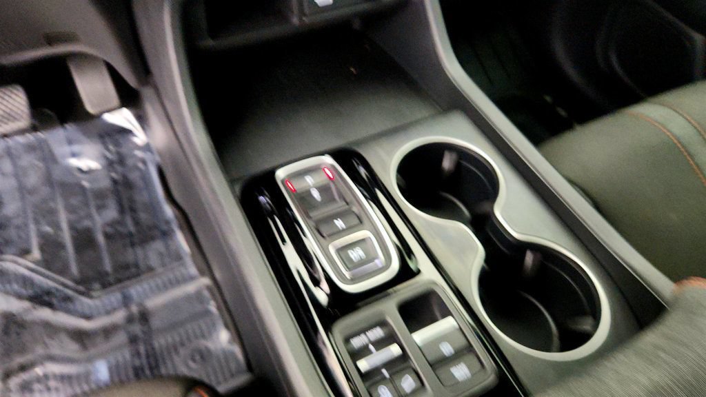 Used 2025 Honda Pilot Sport image 16