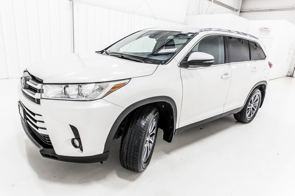 Used 2019 Toyota Highlander XLE AWD/4WD image 2