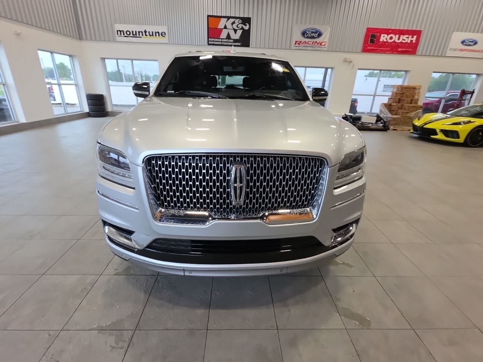 Used 2018 Lincoln Navigator L Reserve w/ Technology Package AWD/4WD image 3