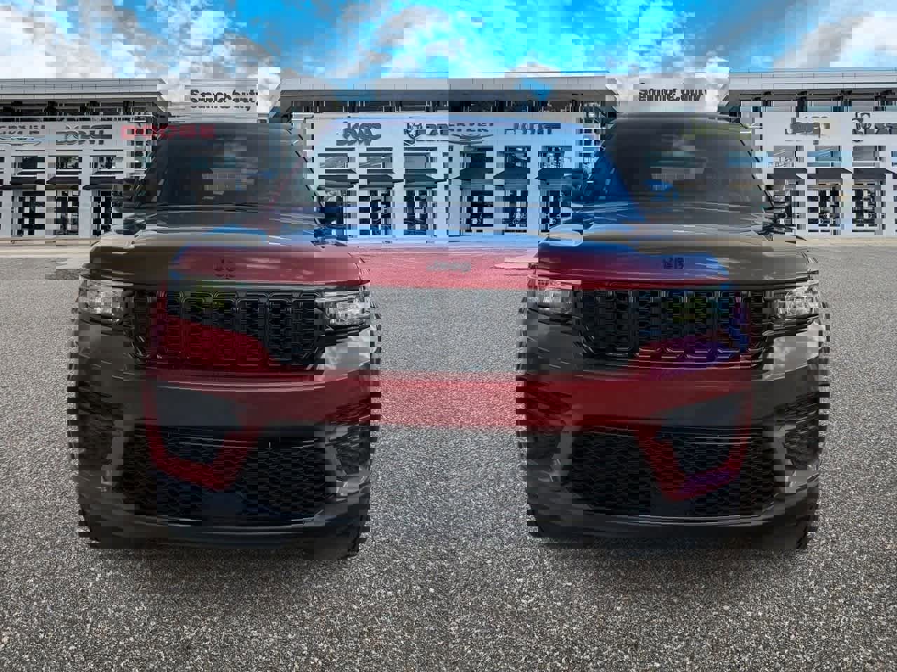 Used 2024 Jeep Grand Cherokee Altitude image 3