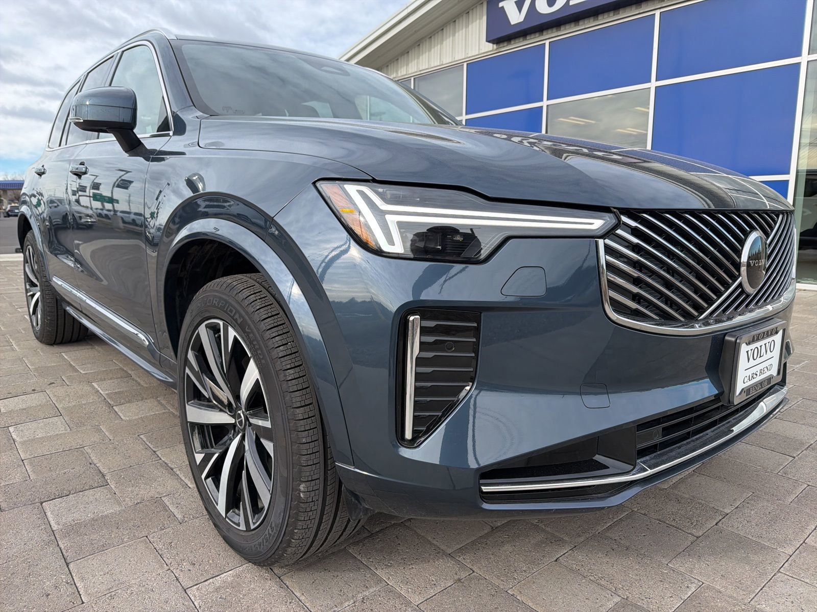 New 2026 Volvo XC90 B6 Core w/ Protection Package Premier image 2