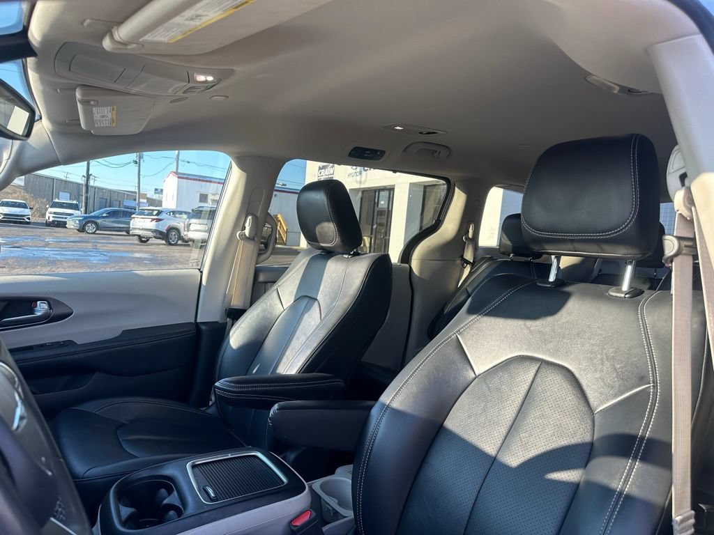 Used 2024 Chrysler Pacifica Touring-L FWD image 32