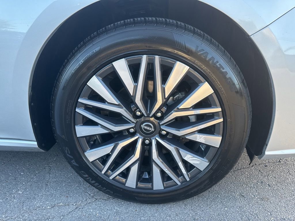 Used 2024 Nissan Altima 2.5 SV FWD image 24