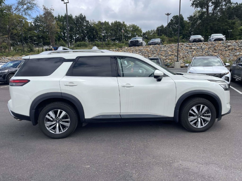 Used 2022 Nissan Pathfinder SL AWD/4WD image 2