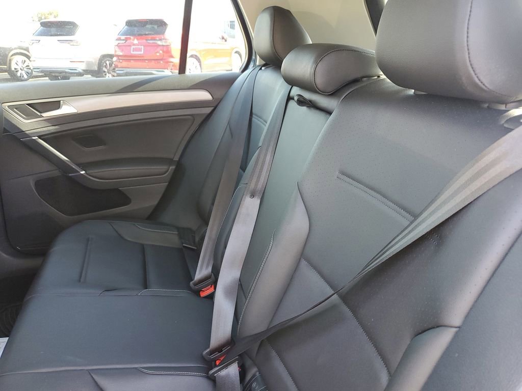 Used 2017 Volkswagen Golf S image 11