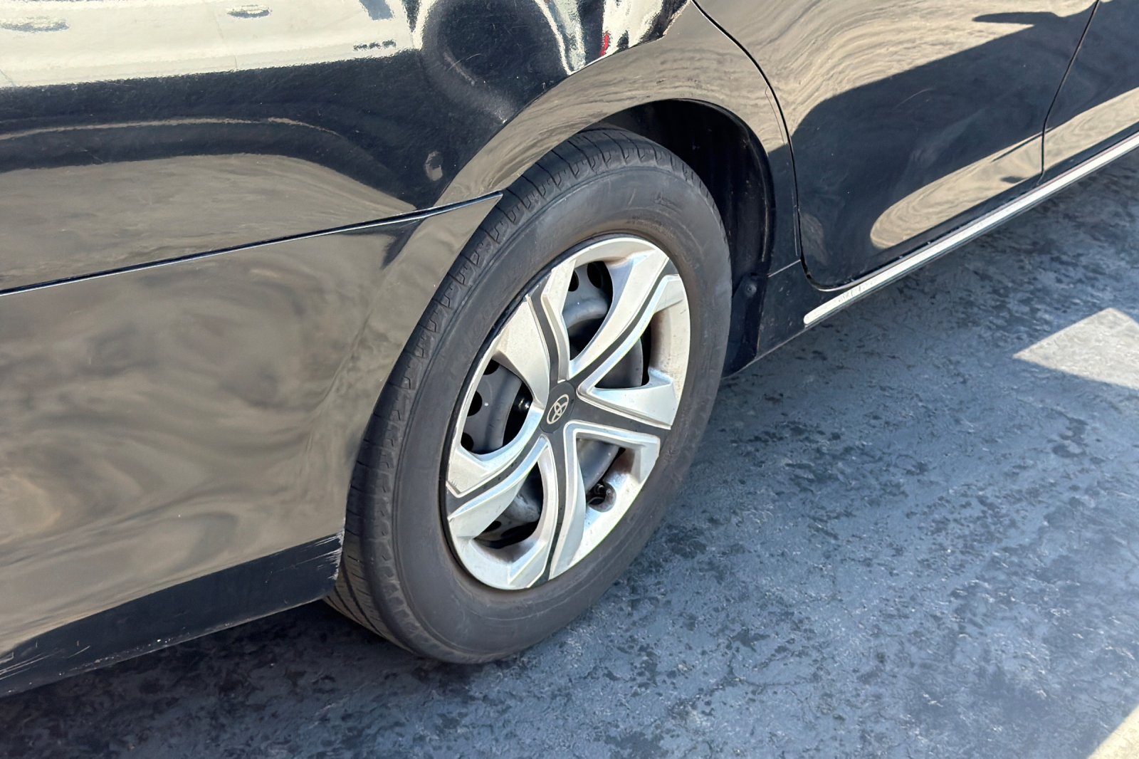 Used 2014 Toyota Camry LE FWD image 4