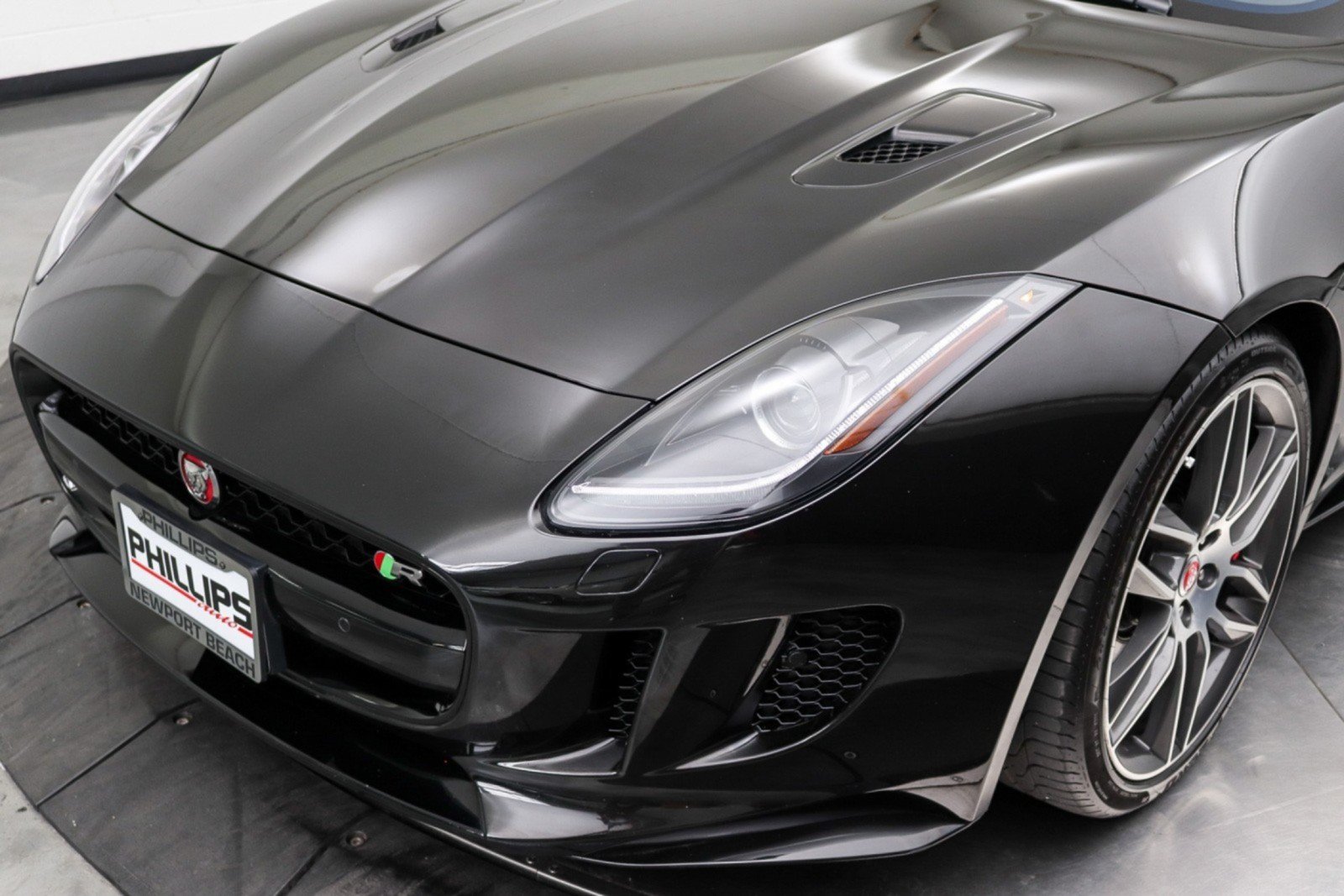 Used 2017 Jaguar F-TYPE R AWD/4WD image 18