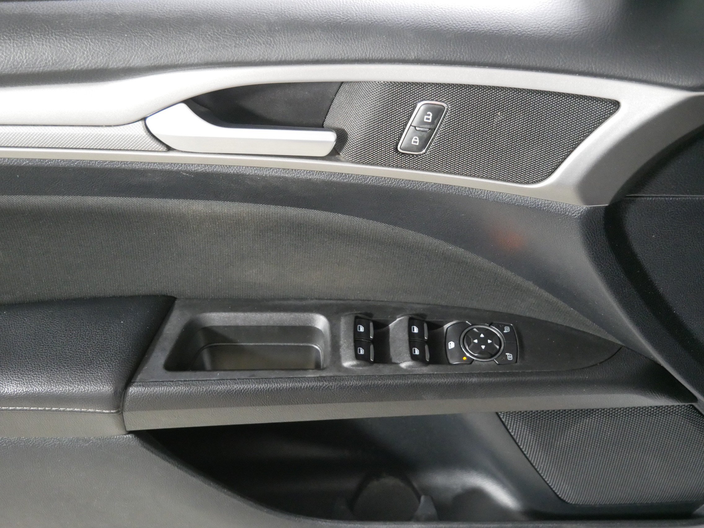 Used 2018 Ford Fusion SE FWD image 19