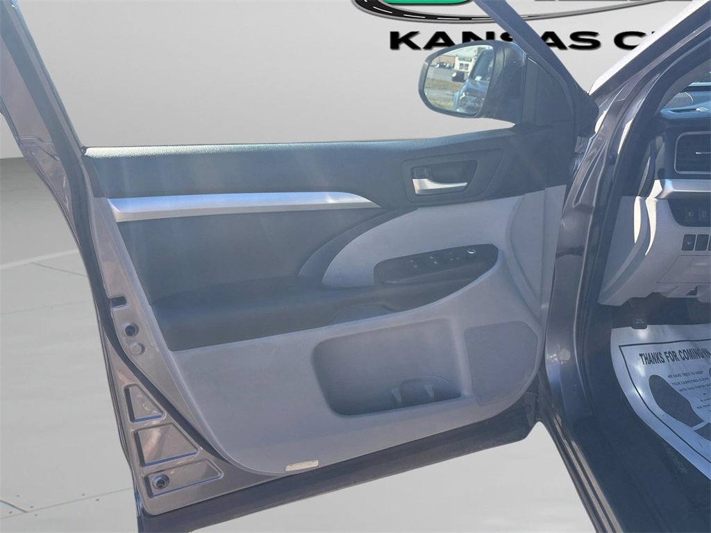 Used 2018 Toyota Highlander XLE image 18