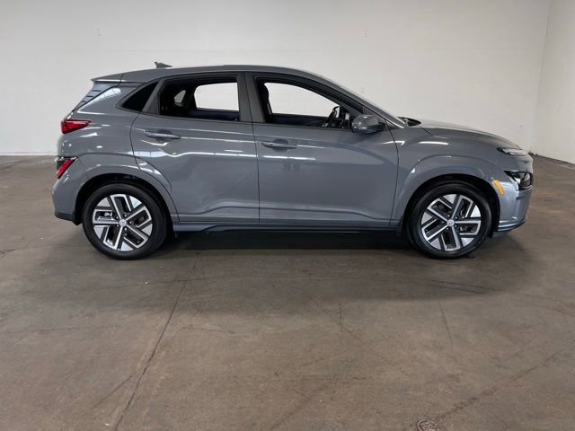 Used 2023 Hyundai Kona SE FWD image 2