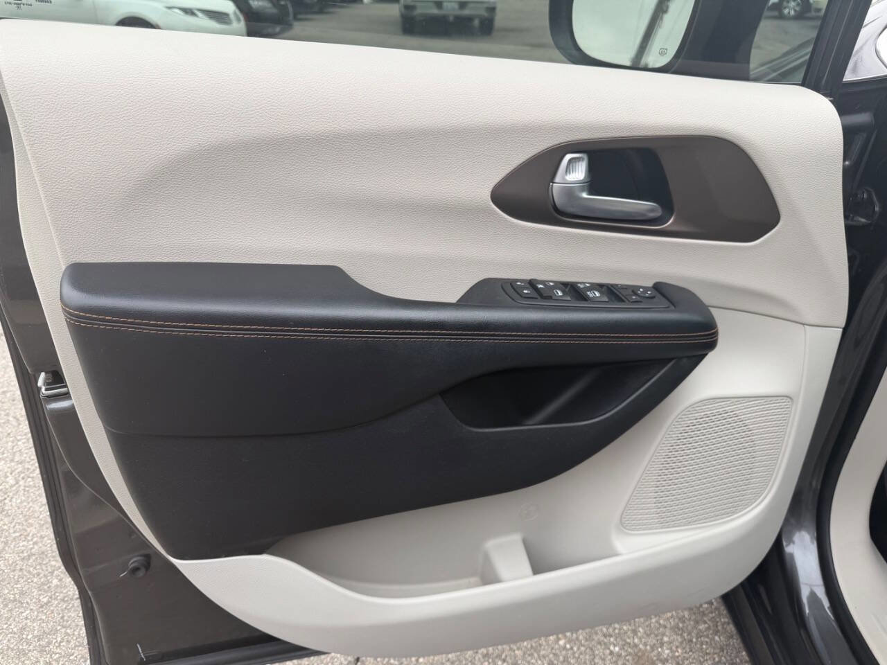 Used 2017 Chrysler Pacifica Touring image 10