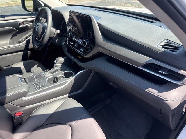 Used 2025 Toyota Highlander XLE FWD image 15