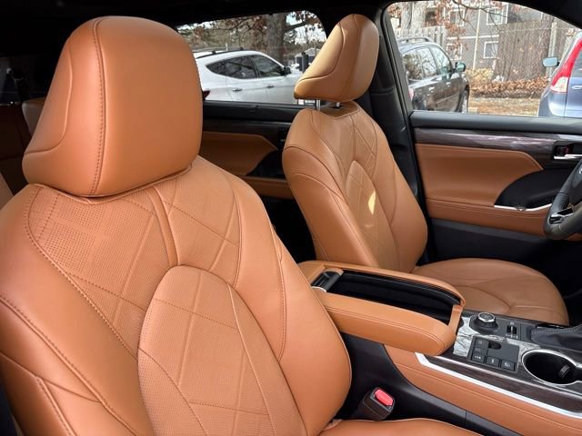 Used 2024 Toyota Highlander Platinum image 34