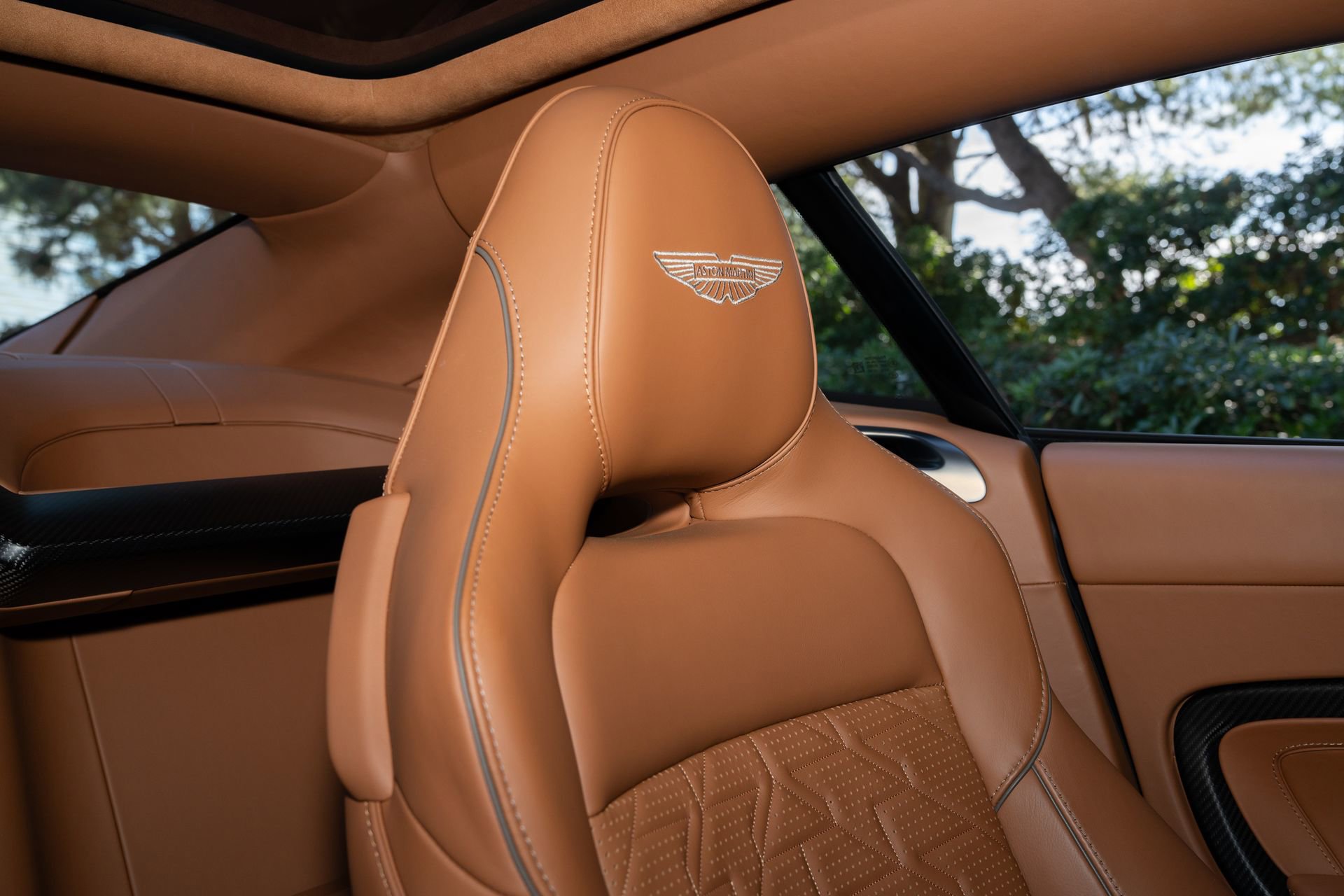 Used 2025 Aston Martin Vanquish RWD image 22