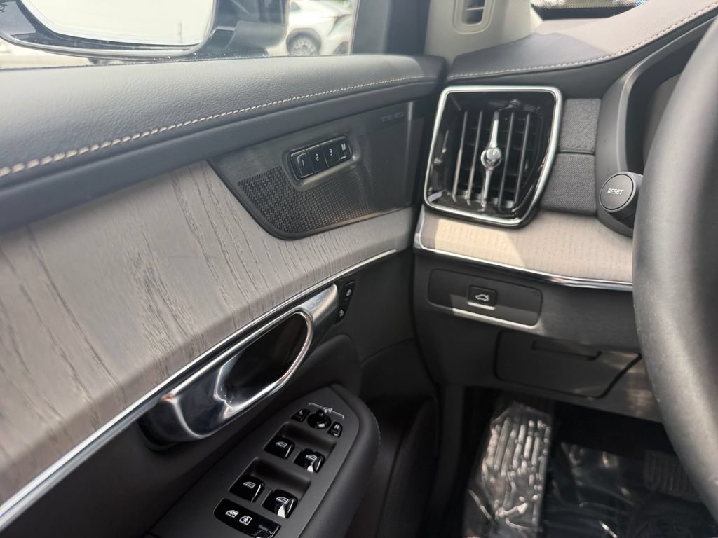 Used 2025 Volvo XC90 B6 Ultra w/ Protection Package AWD/4WD image 28