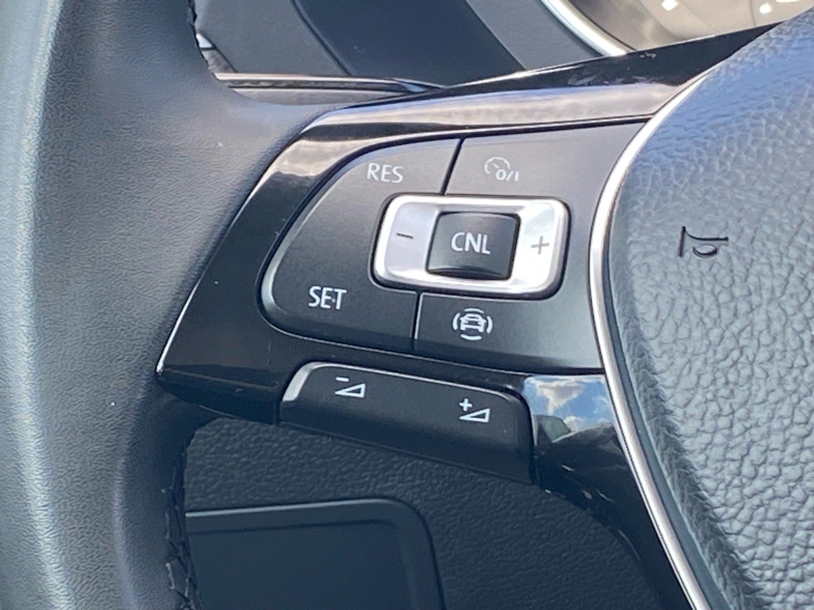 Used 2020 Volkswagen Tiguan SE FWD image 6