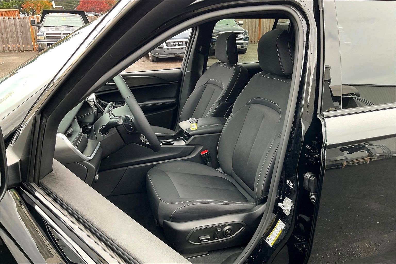 Used 2025 Jeep Grand Cherokee Laredo X w/ Luxury Tech Group I image 25