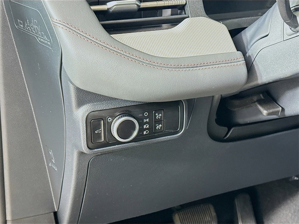 Used 2025 Ford Explorer Active image 8