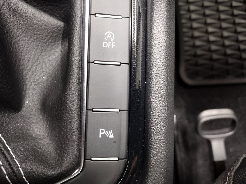 Certified 2025 Volkswagen Taos SE image 29