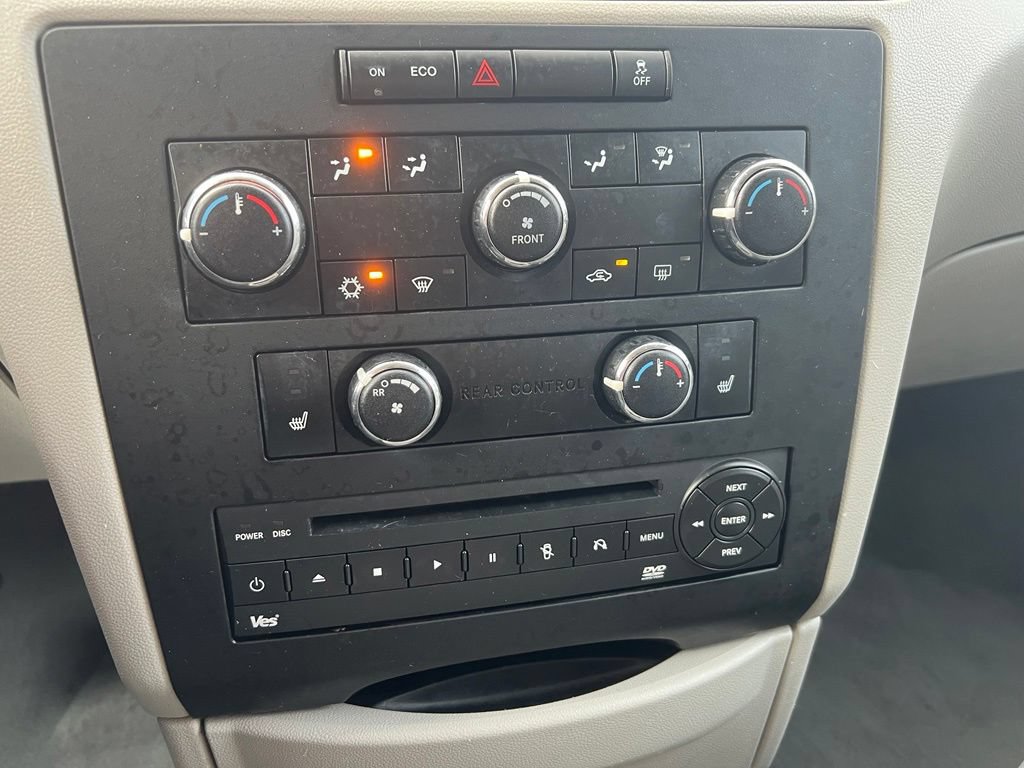 Used 2012 Volkswagen Routan SE FWD image 29