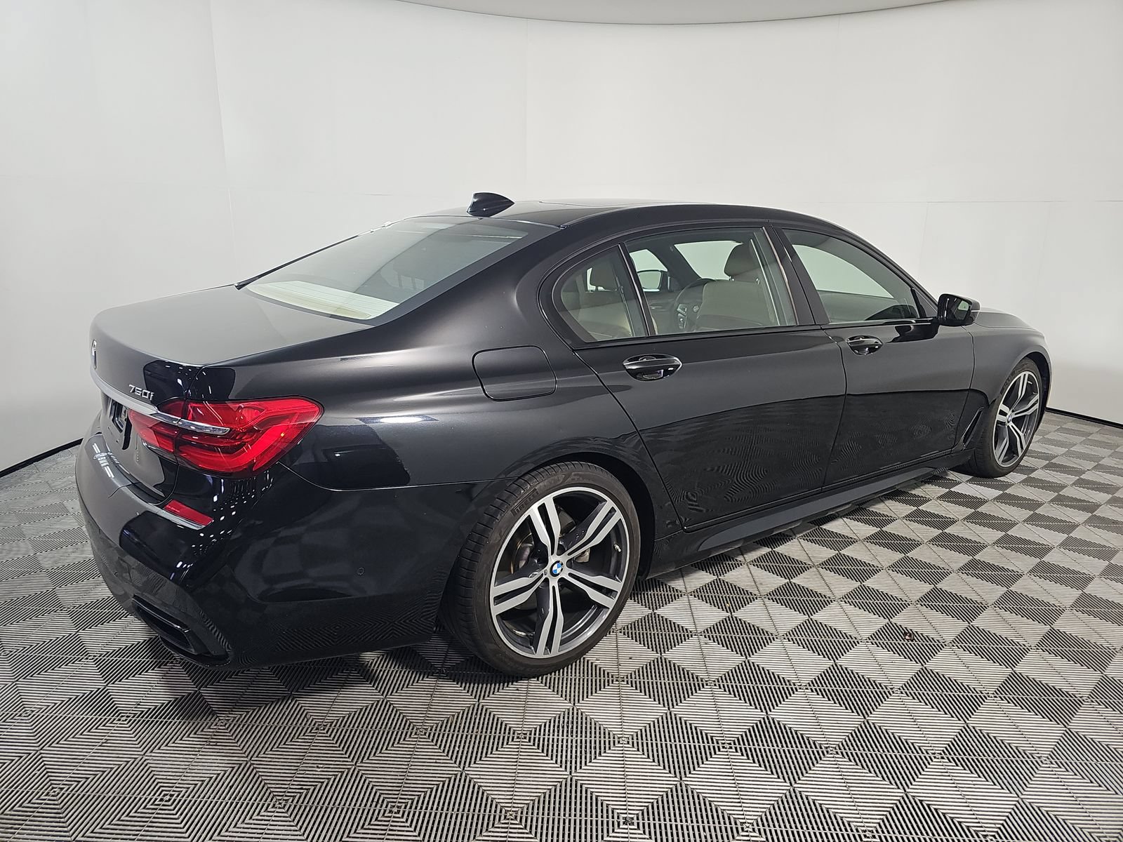 Used 2018 BMW 750i RWD image 6