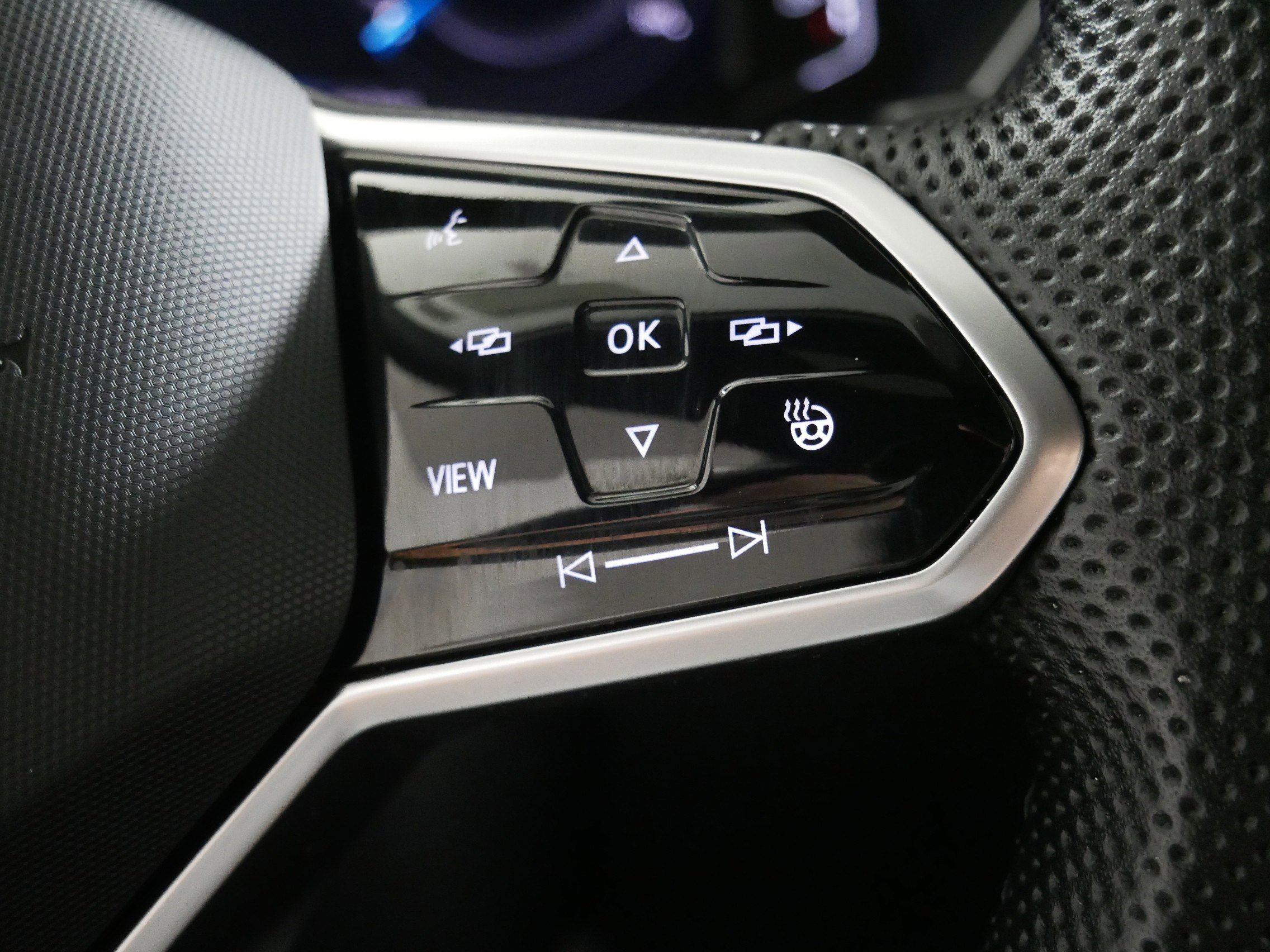 Used 2023 Volkswagen Tiguan SEL R-Line image 28