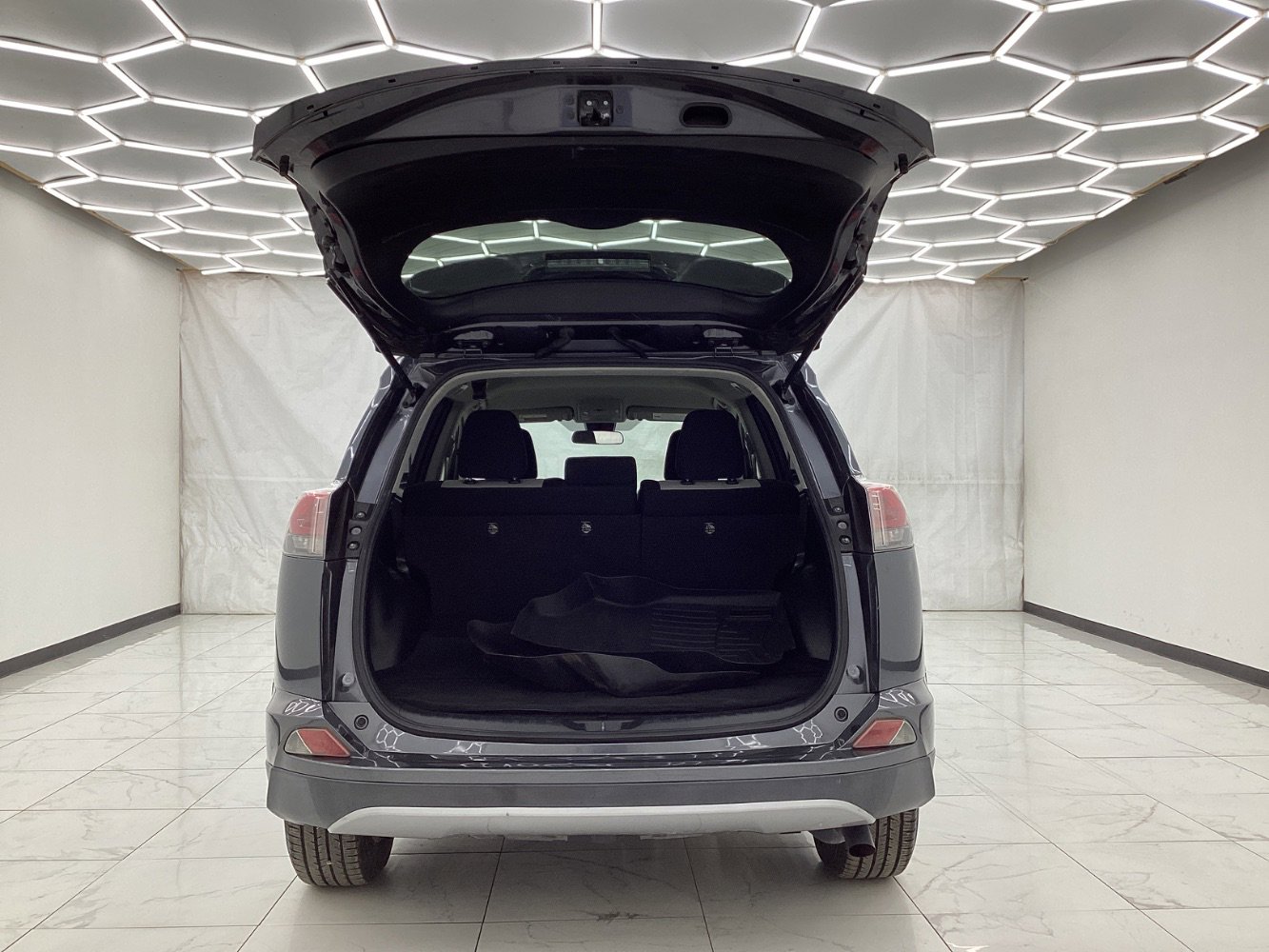 Used 2018 Toyota RAV4 LE image 40