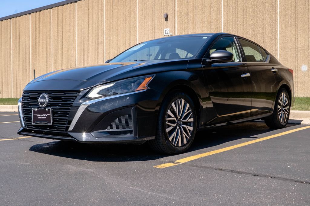 Used 2024 Nissan Altima 2.5 SV FWD image 4