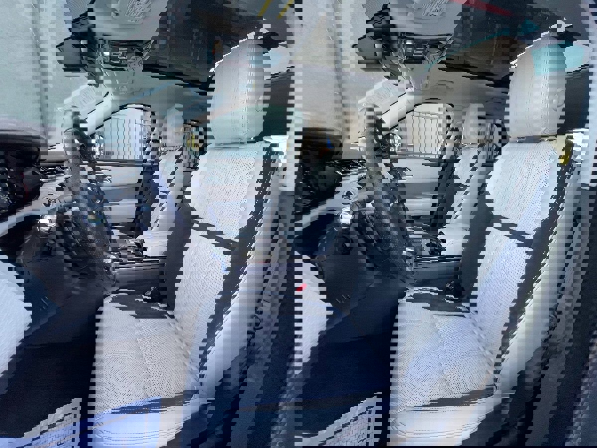 Used 2019 Land Rover Range Rover Velar S image 10