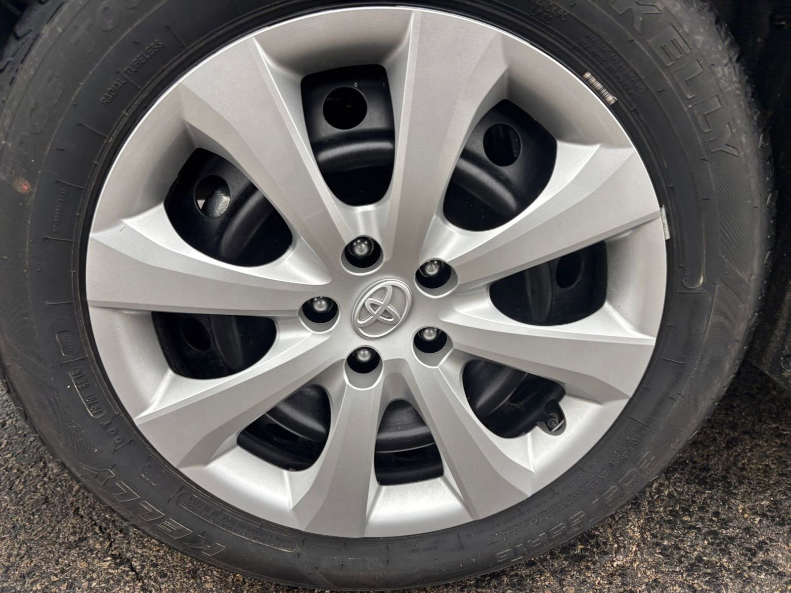 Used 2025 Toyota Corolla LE image 28